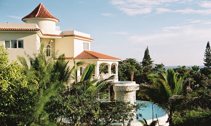 Los Maestros Villa | Oceanfront Retreat: Pool, Cinema & Gym Near the Beach