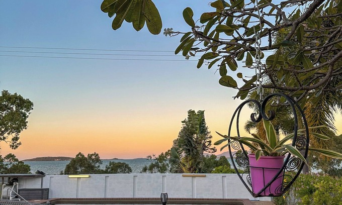 Bowen Hotel | Cozy Ocean View Motel Bowen with Pool and Breakfast