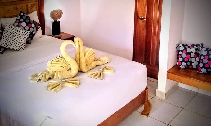 Isla Solarte Bed & Breakfast | Ocean View Queen Suite with Spa and Private Bathroom