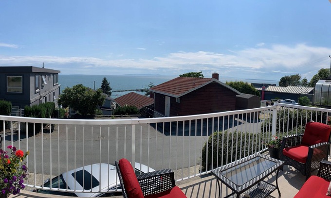 White Rock Apartment | Modern Ocean View Retreat with Pool & Spa, 10/10 Rating