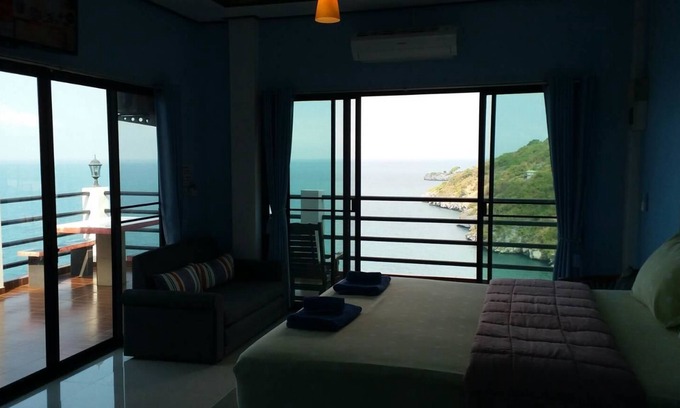 Tha Thaewawong Hotel | Relaxing Ocean View Resort - Koh Sichang with Family Amenities