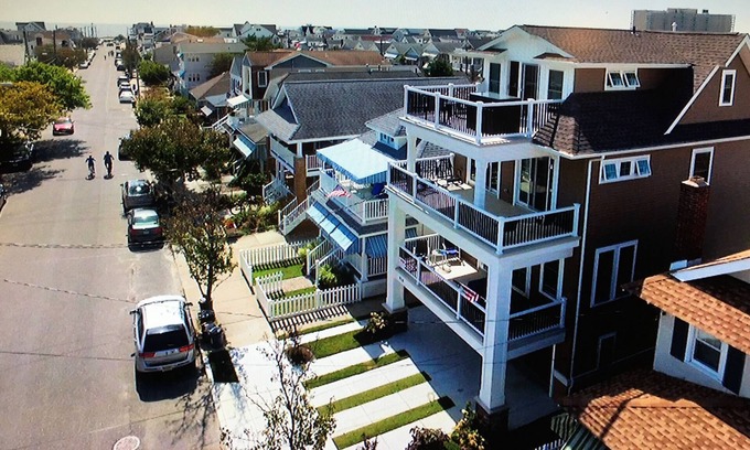 North End House | Ocean View Retreat: 5 Bedrooms Steps from the Beach