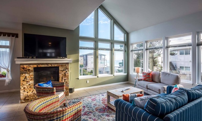 Gleneden Beach House | Ocean View Retreat with Hot Tub & Dog Friendly Options