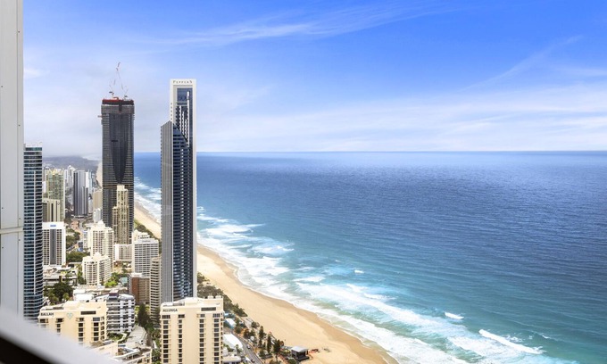 Surfers Paradise Apartment | Experience the Ocean View Sub-Penthouse on Level 61