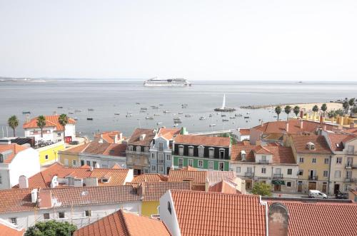 Paco De Arcos Apartment | Ocean View Suite: Family-Friendly Retreat with Top Ratings