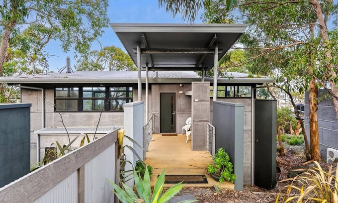 Skenes Creek House | Enchanting Ocean View Treetops Retreat with Pool & Kitchen