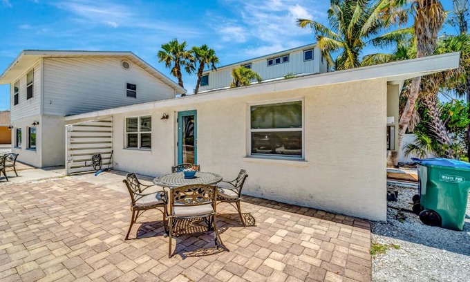 Ilexhurst Apartment | Seaside Family Retreat: Pet-Friendly Ocean View Villa