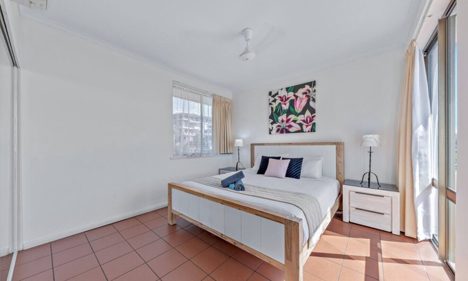 Airlie Beach Apartment | Oceanfront Retreat with Pool and Relaxing Hot Tub