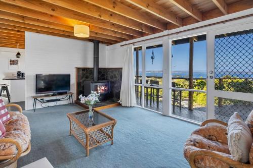 Blackmans Bay House | Ocean Views 20kms from CBD Sleeps 10