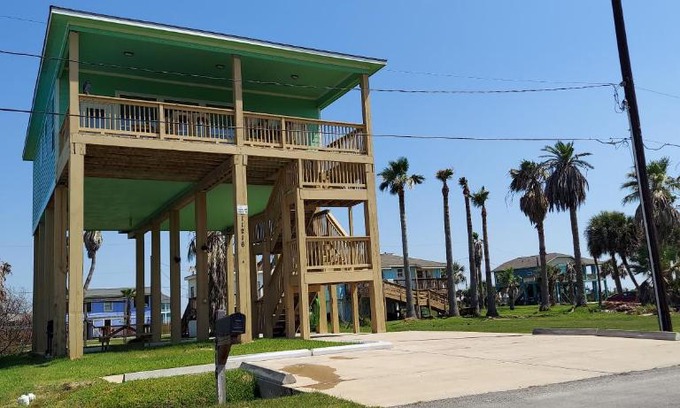 Galveston House | Oceanfront Retreat: Steps to the Beach & Moody Gardens