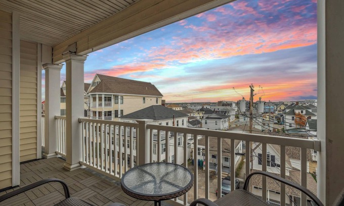 Hampton Condo | Oceanfront Penthouse #5 with Balcony & Stunning View