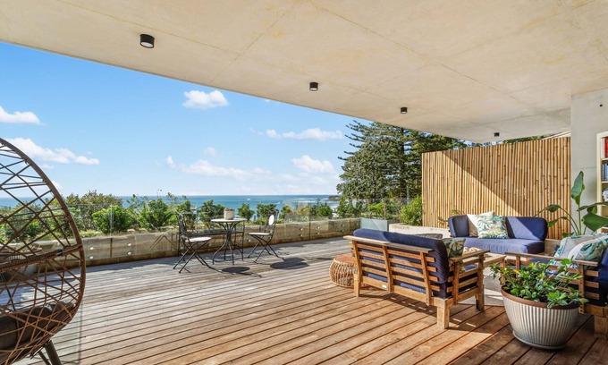 Collaroy Beach Apartment | Beach Apartment with Ocean Views, Deck and Parking