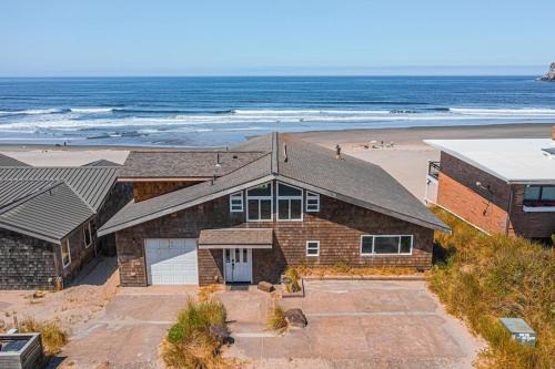 Kiwanda Shores House | Ocean View Getaway with Private Beach Access