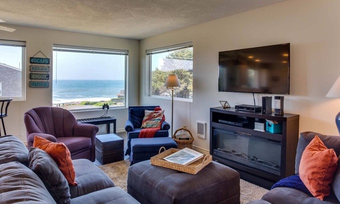 Yachats House | Oceanfront Escape: Pet-Friendly with Tide Pool Access!