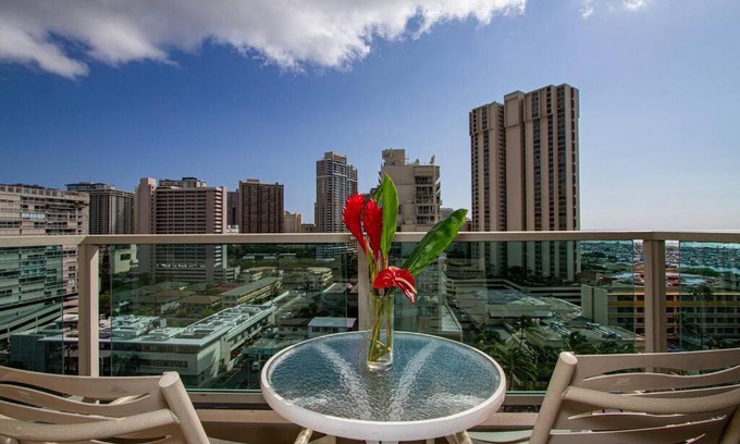 Ala Moana House | Ocean View Retreat: Steps to Waikiki Beach and Shopping