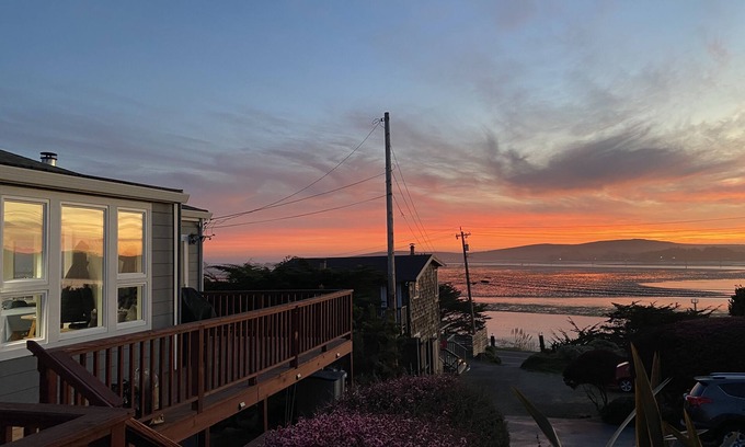 Old Town House | Relaxing Oceanfront Retreat with Private Hot Tub & Kitchen