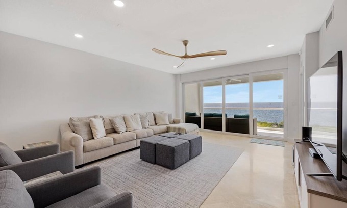 Rock Harbor Condo | Oceanfront Mariner's Club Villa: Oasis Pool & Game Room