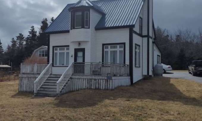 Feltzen South House | Oceanfront 3-Bedroom Captain's House with Spa & Hot Tub