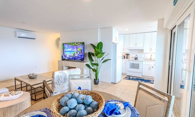Bolongo Bay Condo | Oceanfront, 3 POOLS, Central Location, Generator!