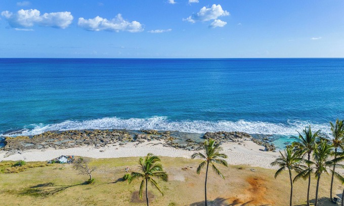 Nanakuli House | Top-Rated Oceanfront 3-Bedroom Retreat at Maili Beach