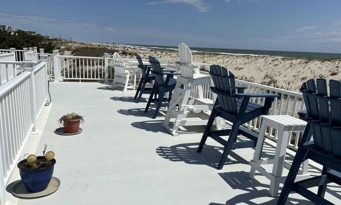 Ship Bottom Cottage | Oceanfront Cottage: Ideal Getaway for Couples and Families