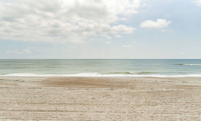 Fernandina Beach Cottage | Oceanfront Amelia Island Cottage with Deck & Boardwalk Access