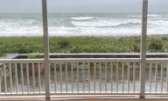 Allerton House | Exquisite Oceanfront Beach House with Spa & Pet-Friendly Options