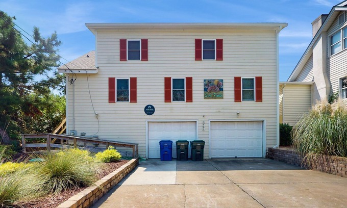 Atlantic Beach Cottage | Oceanfront Beach Cottage with Deck & Pet-Friendly Amenities