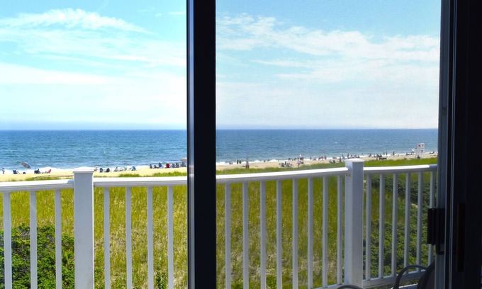 Old Orchard Beach Condo | Oceanfront Condo with Loft & Family-Friendly Amenities