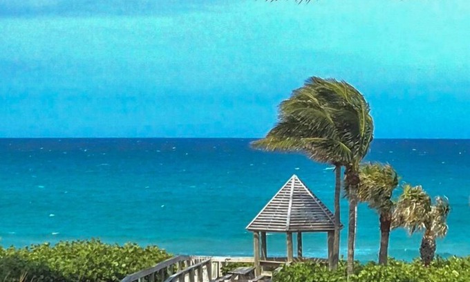 Juno Beach Condo | Oceanfront Condo with Heated Pool & Spa - Sleeps 6