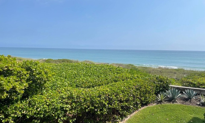 Stuart Condo | Oceanfront Condo on Hutchinson Island with Pool & Ocean Views