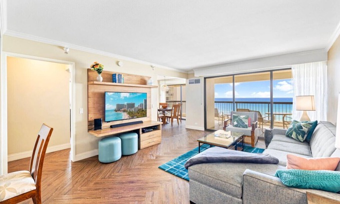 Waikiki Apartment | Oceanfront Condo with Valet Parking & Ocean View Balcony