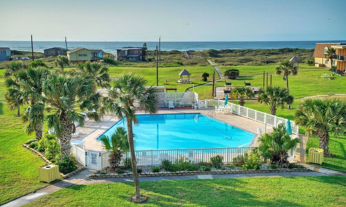 Port Aransas Apartment | Experience Beachfront Bliss at Bubbly Blew by Avantstay