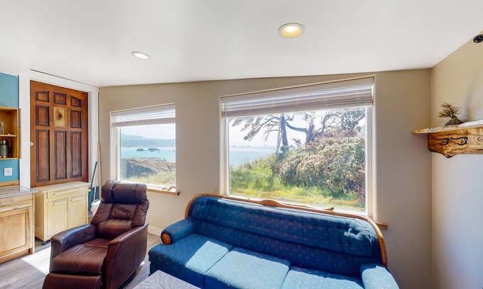 Port Orford Apartment | Oceanfront Condo with Spa & Smart TV Near State Parks