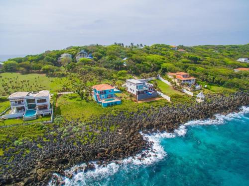Lighthouse Estates House | Oceanfront Coral View Home with Pool & 10/10 Guest Rating