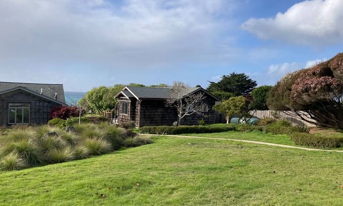 Mendocino House | Oceanfront Cottage with Beach Views & Deck Retreat