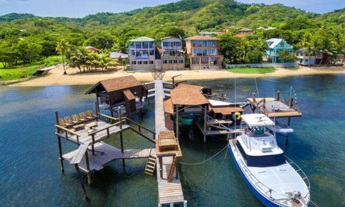 Antoneys Cay House | Beachfront Turtle Casa Penthouse: Dive, Snorkel & Kayak!