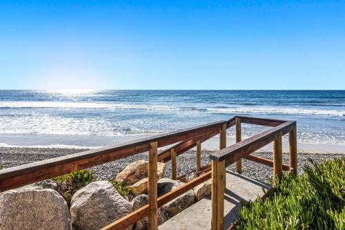 South Oceanside House | Beachfront Family Retreat with BBQ and Ocean Seating