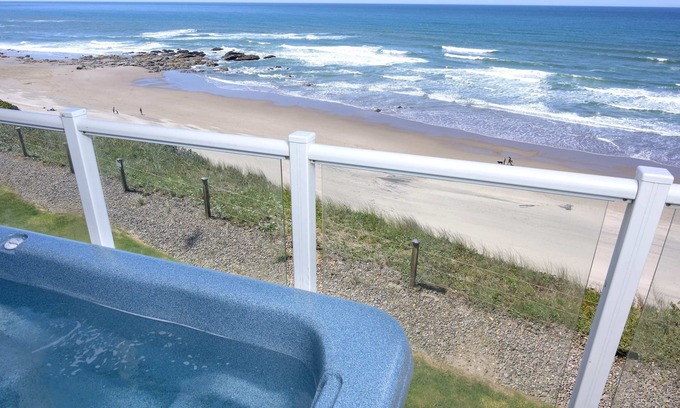 Lincoln City Condo | Oceanfront Retreat with Hot Tub & Pool at Pacific Pearl