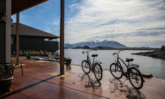 Sitka House | Oceanfront Escape: 2 Bedroom Retreat Near Downtown