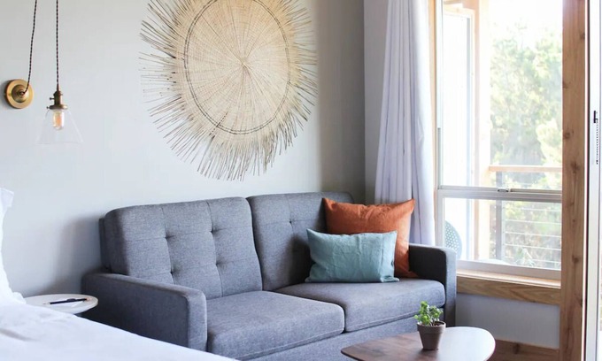 Long Beach Hotel | Oceanfront Retreat: Family-Friendly Getaway Near Discovery Trail