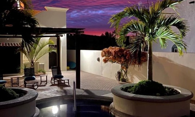 Loreto House | Ocean Paradise: Breathtaking Views & Walk to Town