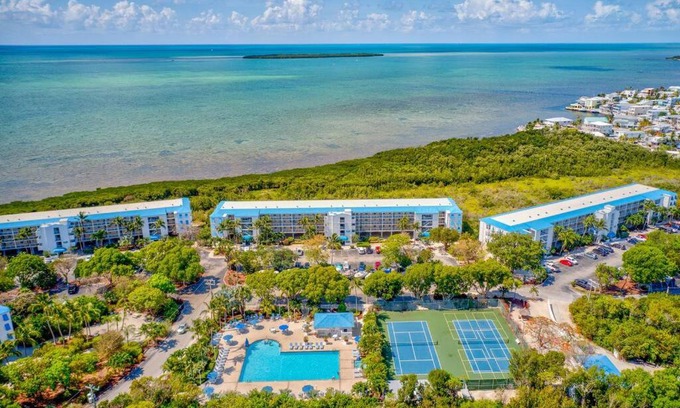 Tavernier Apartment | Oceanfront Escape with Pool and Hot Tub Awaits You