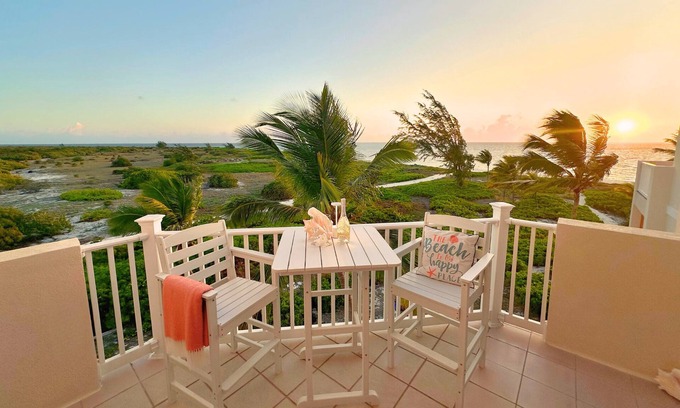 Wheeland Settlement Condo | Oceanview Penthouse Suite at Sandy Bottoms Cay - Steps to Fun