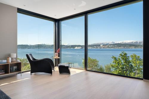 Tromso Apartment | Oceanfront Penthouse Duplex with Amazing Views & Dining