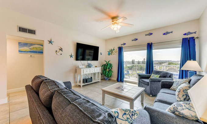 Redington Shores Condo | Beachfront Escape: Redington Shores Retreat with Pool Access