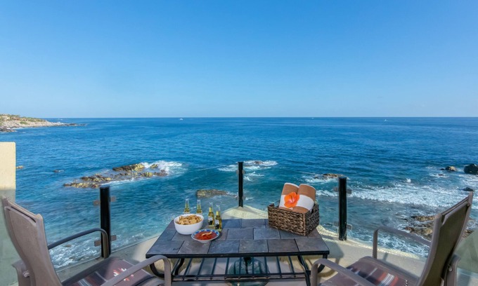 Cabo Bello Condo | Oceanfront Haven: Remodeled Retreat with Pool and Spa