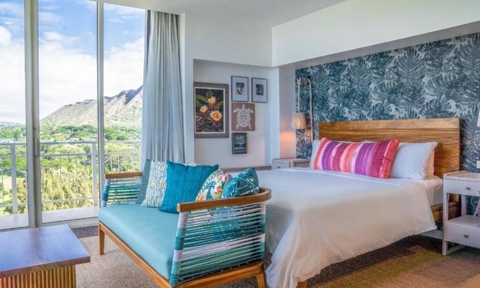 Diamond Head - Kapahulu - St. Louis Hotel | Oceanfront Room w/Private Lanai | Steps to the Beach & Close to Diamond Head
