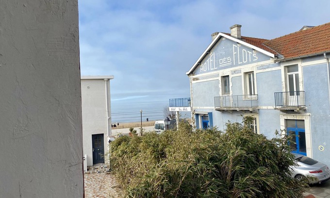 Chatelaillon-Plage Apartment | Ocean View Studio with Spa & Beach Access for Your Getaway