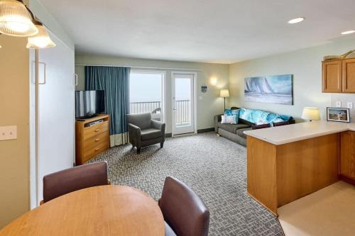 Lincoln City House | Oceanfront Suite - Sleeps 6 - Beach Access & Full Kitchen